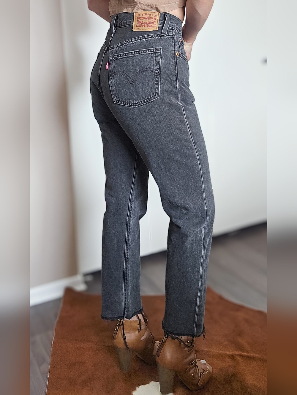 Levi’s 501 Cropped Straight Jeans W28 Black Wash Raw Hem Distressed Vintage